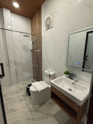 Deluxe huis | Badkamer | Een haardroger, zeep, shampoo