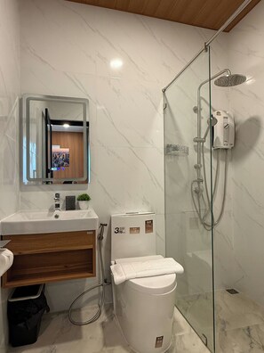 標準獨棟房屋 | 浴室 | 淋浴設備、吹風機、毛巾、肥皂