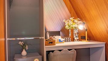 Standard Cabin | Desk, laptop workspace, free WiFi