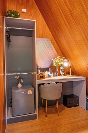 Cabane Standard | Bureau, espace de travail pour ordinateur portable, Wi-Fi gratuit