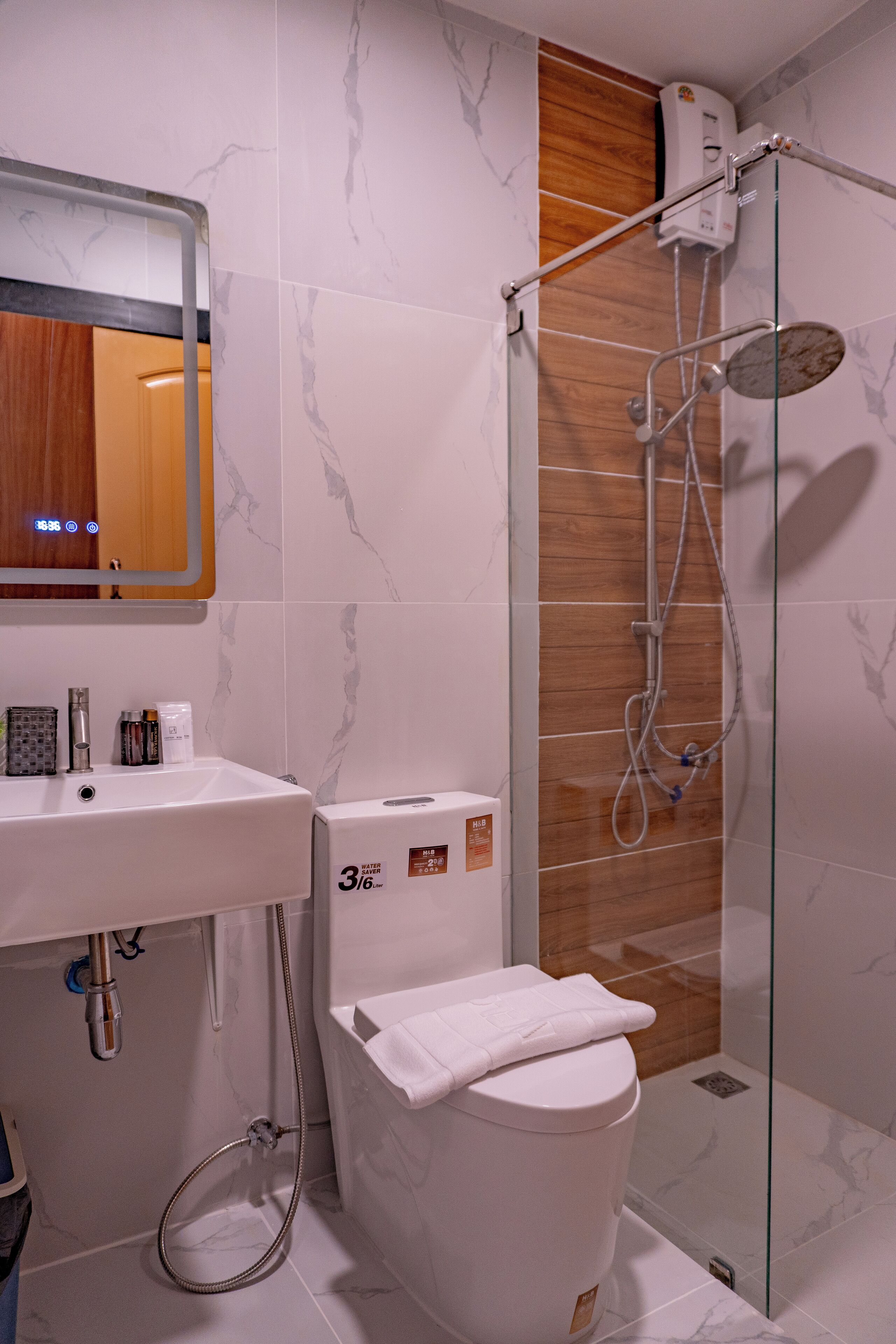 Cabaña estándar | Baño | Regadera, secadora de cabello, toallas, jabón 