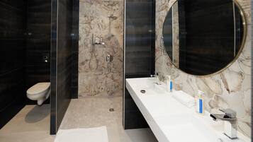 Luxury Double or Twin Room, Courtyard View | Bathroom