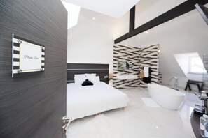 Habitación de lujo doble, 1 cama de matrimonio grande, Se admiten mascotas | Ropa de cama de alta calidad, minibar, caja fuerte y cortinas opacas