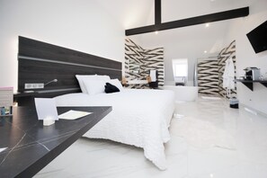 خزنة داخل الغرفة وستائر تعتيم وتجهيزات عازلة للصوت وواي فاي مجانًا