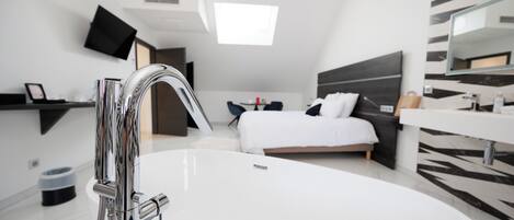 Luxury Double Room, 1 King Bed, Pets allowed | Premium bedding, minibar, in-room safe, blackout curtains