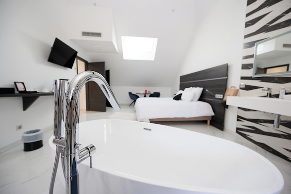 Chambre luxueuse double, 1 très grand lit, animaux de compagnie acceptés | Literie de qualité, minibar, coffre-fort, rideaux d’obscurcissement