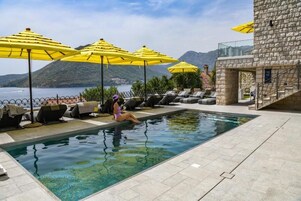 Una piscina al aire libre de temporada