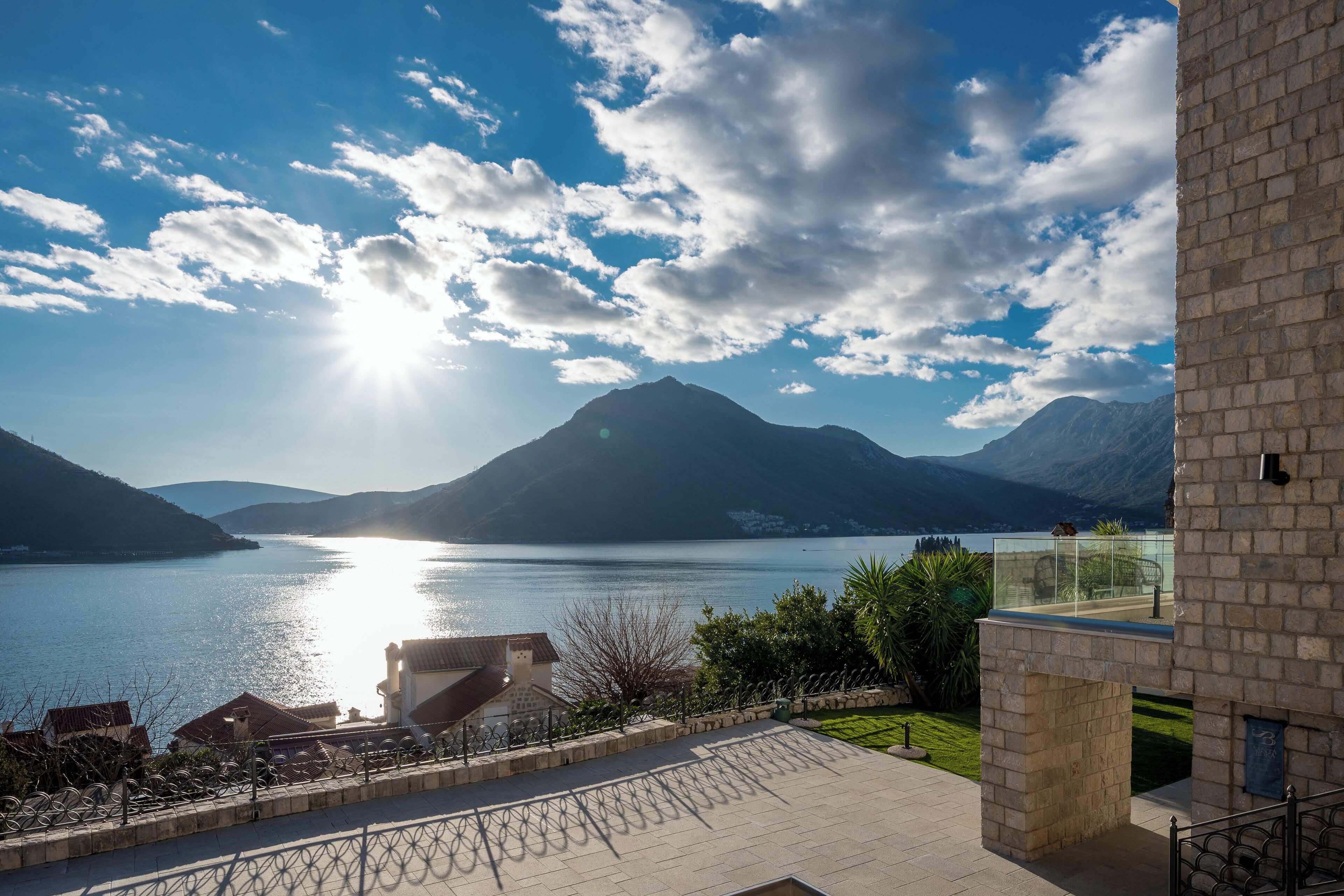 Rom (Bronza) | Safe på rommet, skrivebord for bærbar PC og strykejern/-brett