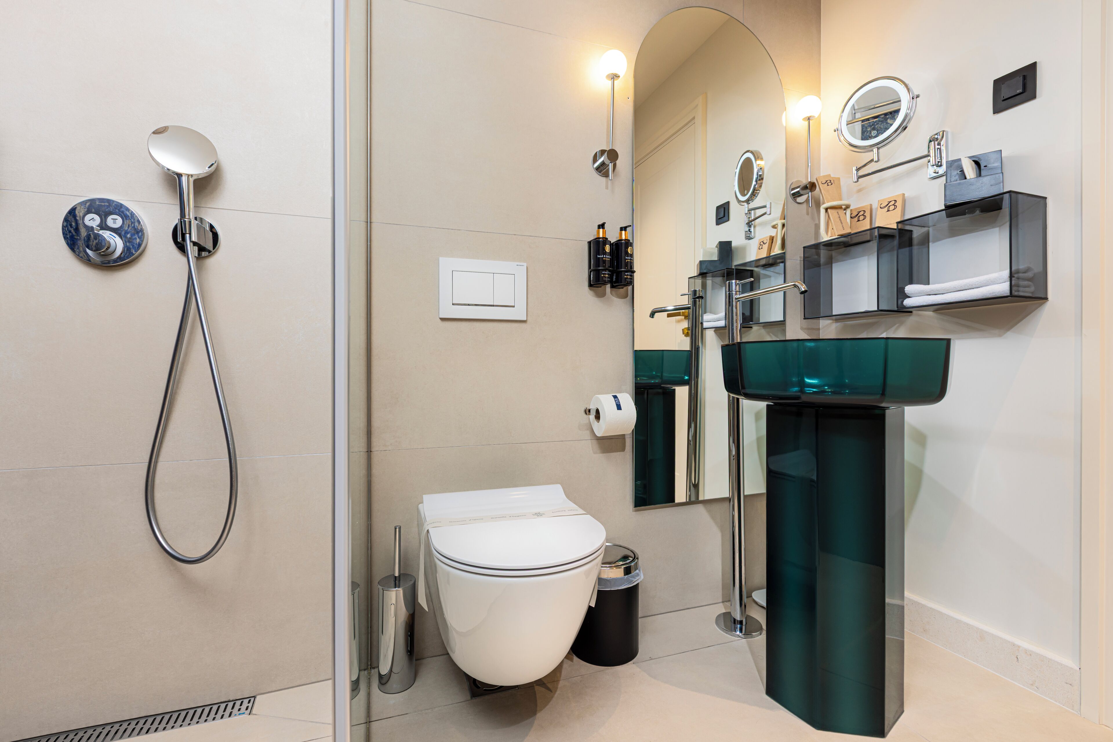 Une salle de bain moderne équipée d’une douche, de toilettes et d’un lavabo.