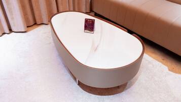 Suite, City View | Living area