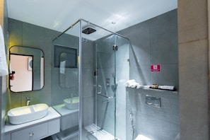 جناح - منظر للمدينة | حمام | مستلزمات مجانية للعناية الشخصية، صابون، شامبو، ورق حمّام