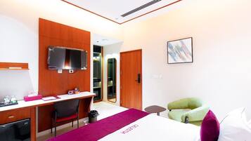 Double Room, City View | Desk, laptop workspace, free WiFi