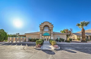 Exterior - Vegas 2BR Condo, Community Pool, Centrally Located (Las Vegas)