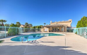 Outdoor pool - Vegas 2BR Condo, Community Pool, Centrally Located (Las Vegas)