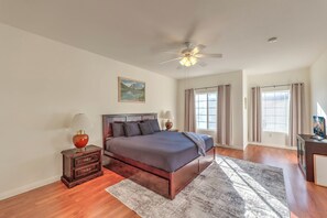 2 bedrooms, WiFi, bed sheets - Vegas 2BR Condo, Community Pool, Centrally Located (Las Vegas)