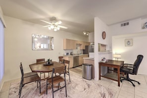 Dining - Vegas 2BR Condo, Community Pool, Centrally Located (Las Vegas)