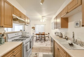 Fridge, stovetop, dishwasher, coffee/tea maker - Vegas 2BR Condo, Community Pool, Centrally Located (Las Vegas)