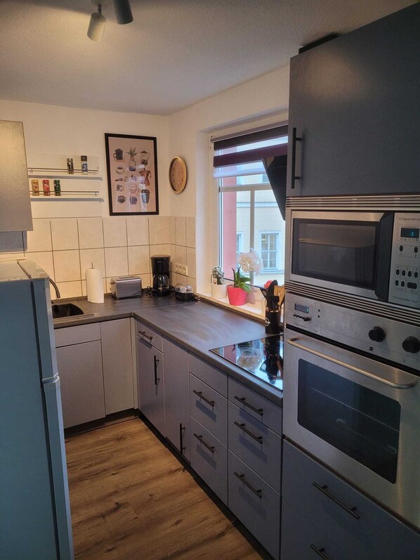 Micro-ondes, four, plaque de cuisson, lave-vaisselle