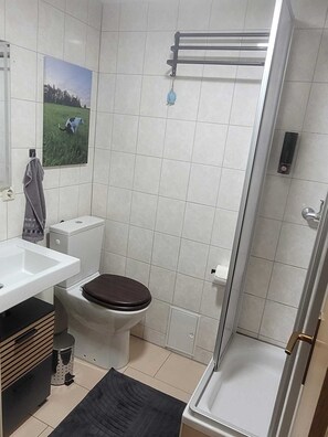 Suihku, hiustenkuivaaja, pyyhkeet, saippua