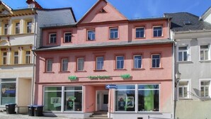 A pink building with a storefront labeled "Hotel." - Cozy apartment with central location directly at the market in Hainichen (Hainichen)