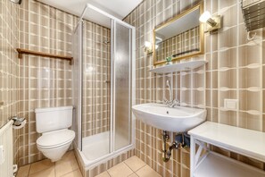 Een douche, handdoeken