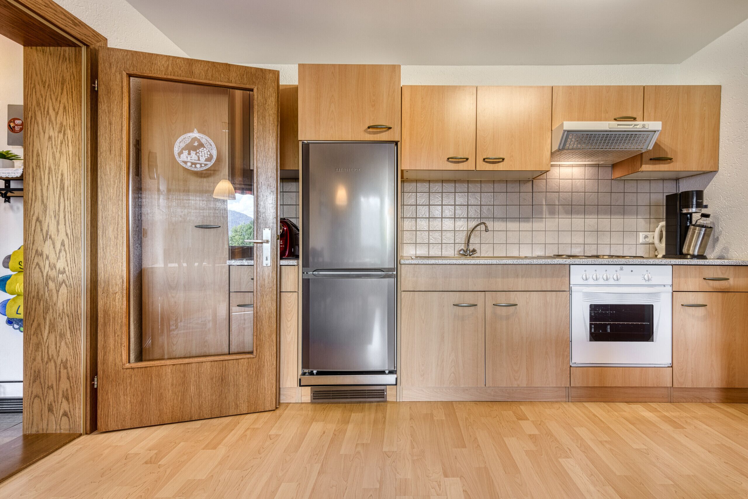 Kühlschrank, Mikrowelle, Ofen, Wasserkocher mit Kaffee-/Teezubehör