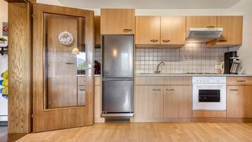 Kühlschrank, Mikrowelle, Ofen, Wasserkocher mit Kaffee-/Teezubehör