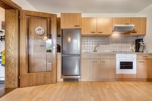 Kühlschrank, Mikrowelle, Ofen, Wasserkocher mit Kaffee-/Teezubehör