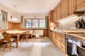 Jääkaappi, mikroaaltouuni, astianpesukone, kahvin-/teenkeitin