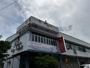 Front of property - OYO 91242 Muar Golden Horse Hotel (Bukit Bakri)