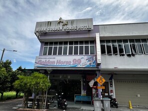 Front of property - OYO 91242 Muar Golden Horse Hotel (Bukit Bakri)