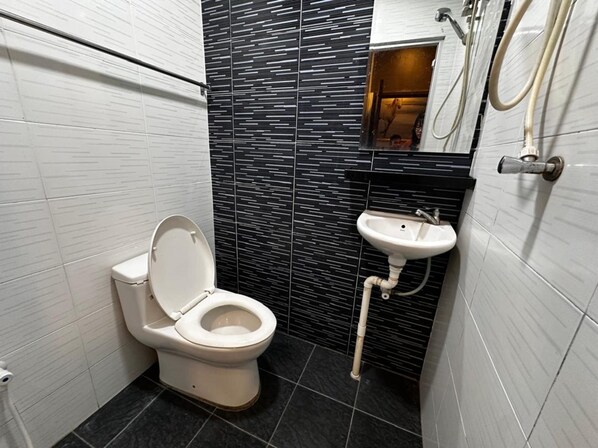 Towels, soap - OYO 91242 Muar Golden Horse Hotel (Bukit Bakri)