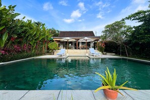 Outdoor pool - Villa Sukhaloka by AGATA - Private Pool (Canggu)