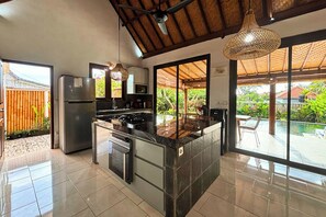 Vila família, vista para a piscina | Cozinha privada