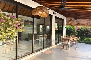 Terrace/patio - Villa Sukhaloka by AGATA - Private Pool (Canggu)