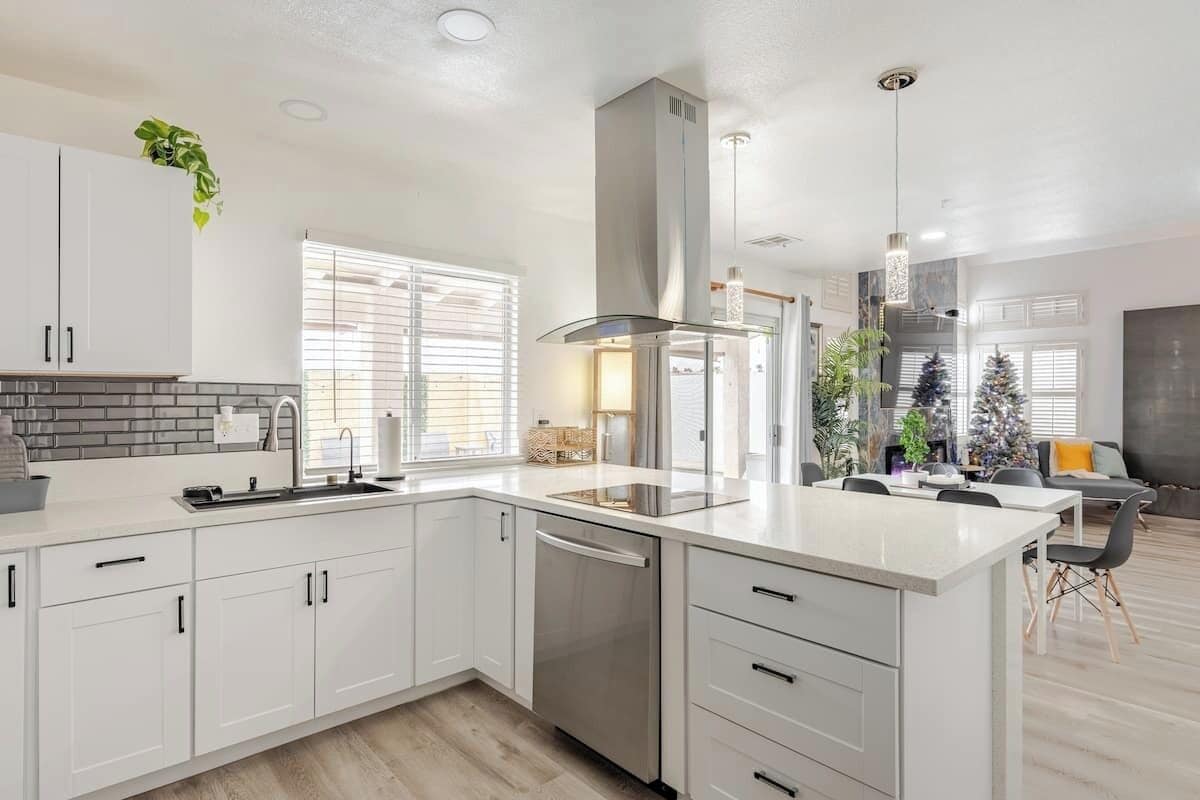 電子レンジ、オーブン、コンロ、食器洗い機