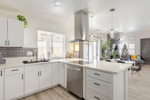 Microwave, oven, stovetop, dishwasher - 3-bedroom house in fabulous Las Vegas (Las Vegas)