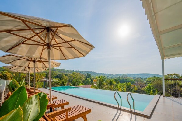 Outdoor pool - The Passport Hotel (Vagator)