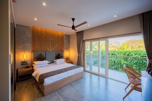 Roupas de cama premium, frigobar, cofres nos quartos, cortinas blackout