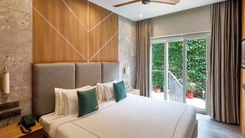 Roupas de cama premium, frigobar, cofres nos quartos, cortinas blackout