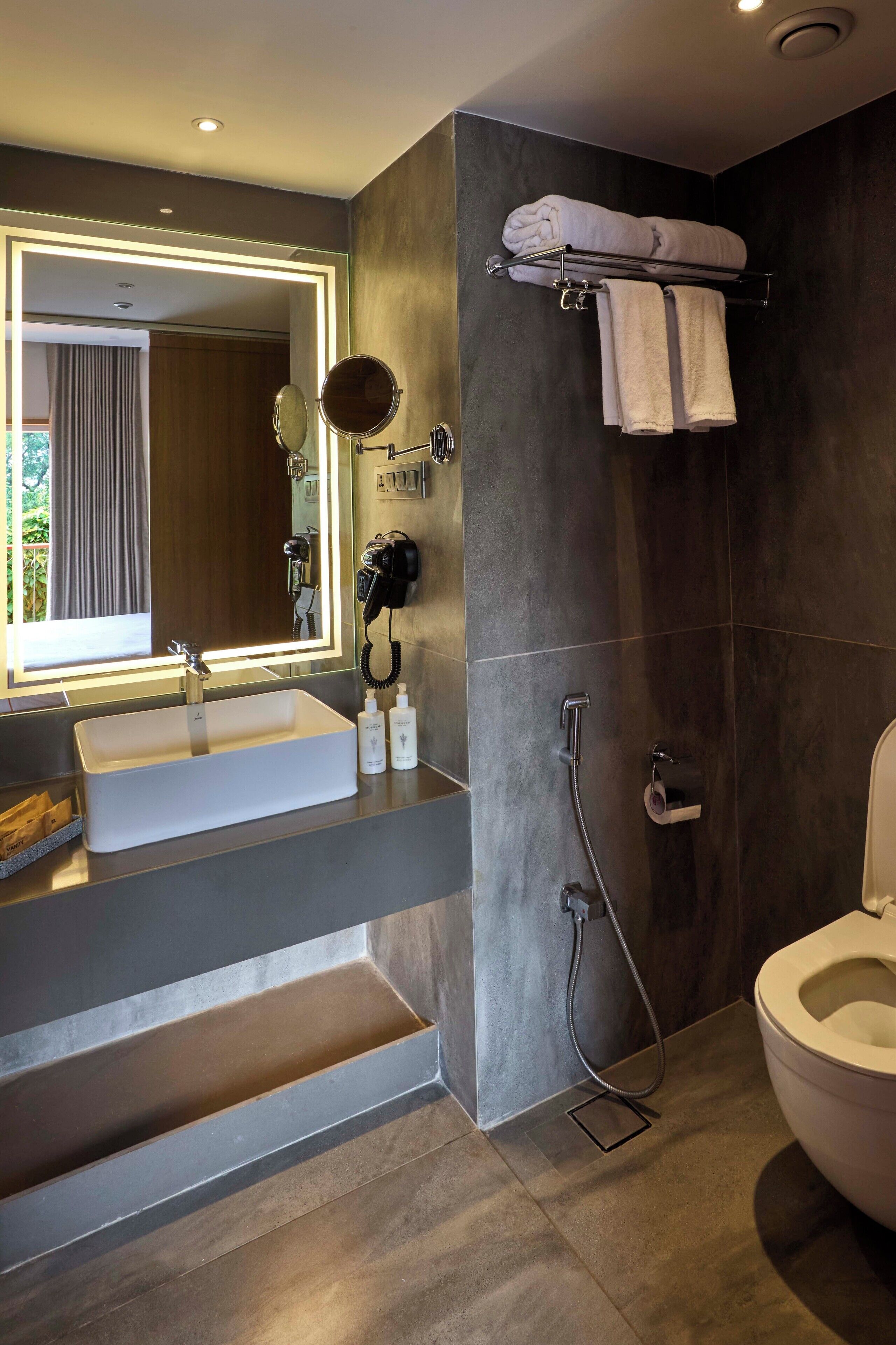 Dusj, bidé, håndklær og såpe