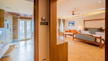 Roupas de cama premium, frigobar, cofres nos quartos, cortinas blackout