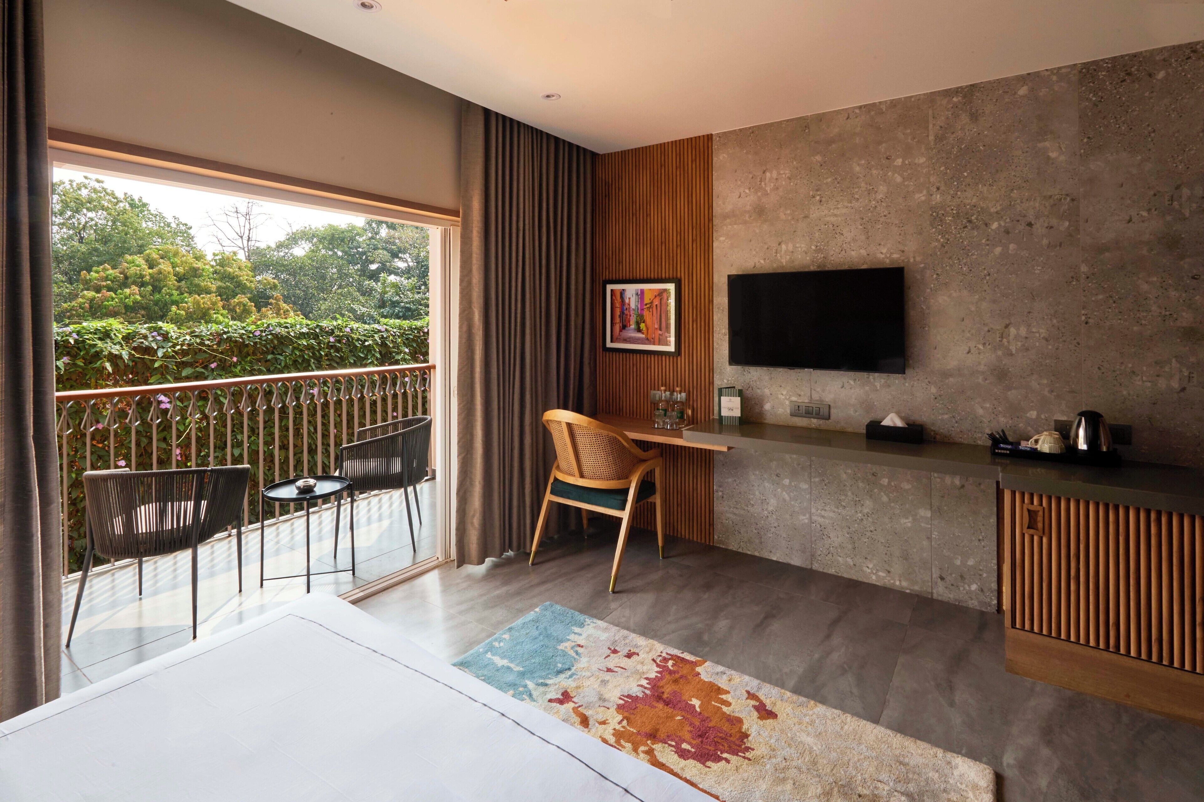 Una habitación moderna con balcón, comedor y cocina.