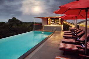 2 bars/lounges, cocktail bar