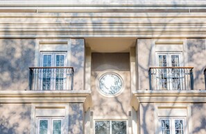 Vista frontal de la propiedad