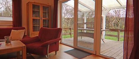 Smart TV, fireplace, video games, table tennis