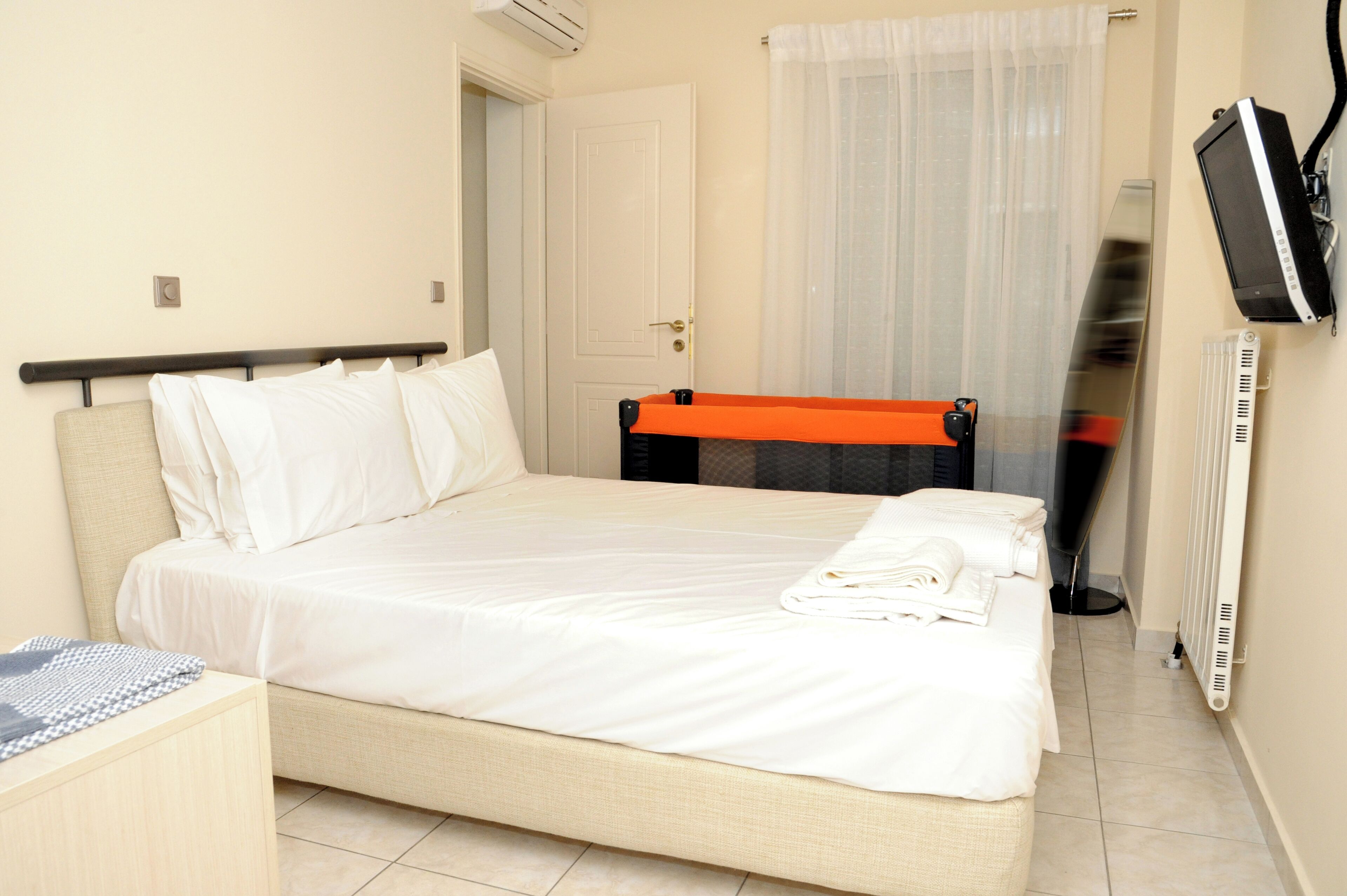 Tabla de planchar con plancha, cunas gratuitas y wifi gratis 