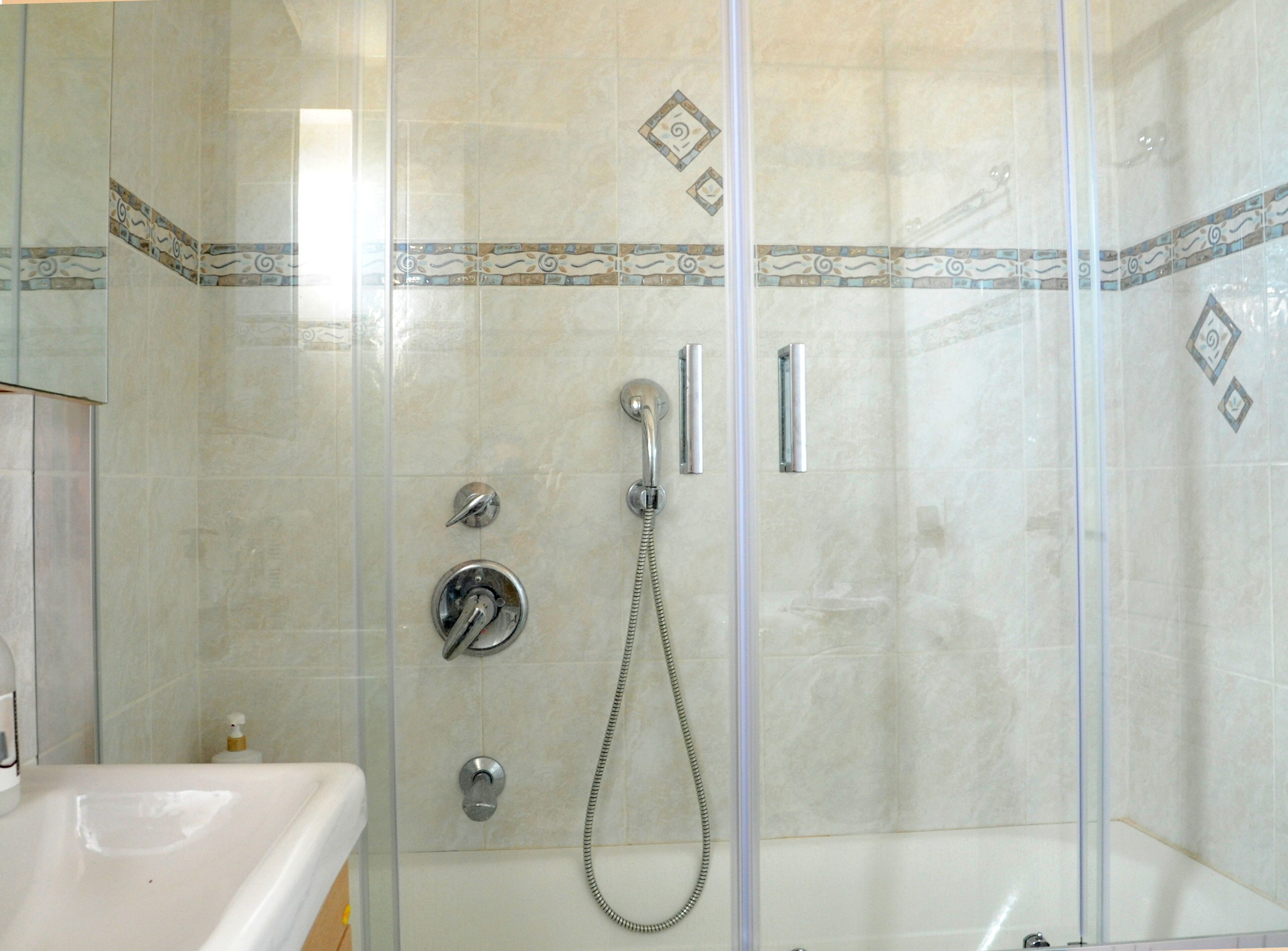 Apartamento, vista para a cidade | Banheiro | Chuveiro/banheira combinados, toalhas de banho