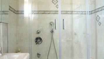 Apartamento, vista para a cidade | Banheiro | Chuveiro/banheira combinados, toalhas de banho