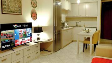 Apartment, Stadtblick | Wohnbereich | 50-Zoll-Smart-TV mit Kabelempfang, Netflix, Streaming-Dienste